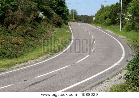 Ohybu přivaděčem z A30 v Cornwall, Velká Británie.