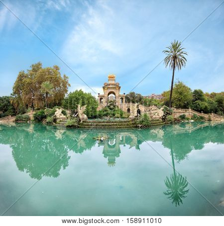 Park Parc de la Ciutadella in Barcelona. View to Font de la cascada