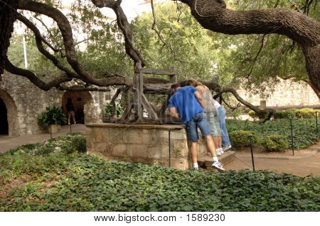El viejo desear bien at the Alamo.