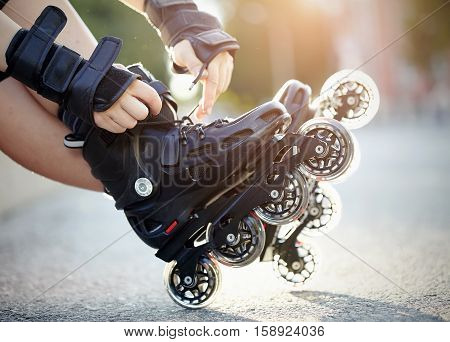 Setting of laces on black roller skates