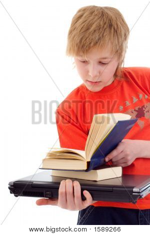 Adolescente con libros y portátil