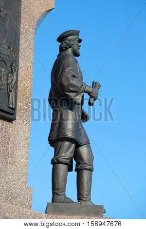 YAROSLAVL, RUSSIA - JULY 10, 2016: The sculpture of the Yaroslavl merchant. Fragment of the monument in honor of the 1000th anniversary of Yaroslavl