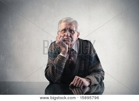 Triste uomo anziano