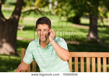 Fiatal jóképű férfi, telefonálás