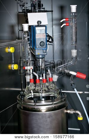 Universal reactor work station with a range of easily interchangeable vessels