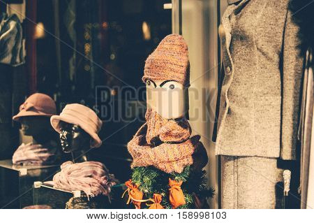 maneken wearing hats in store display