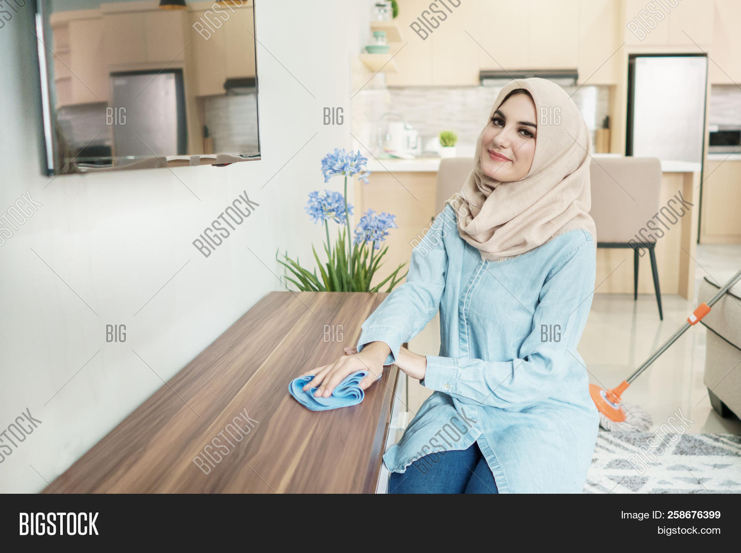 Домохозяйка в платке. Мусульманка в спальне. Мусульманка в офисе. Мусульманки в медицине. Хиджаб hookup.