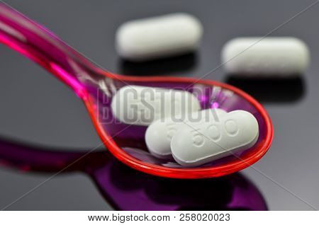 White Caplet With Reflection On Dark Background. Paracetamol 500 Mg. Tablet The Otc Medicine For Rel