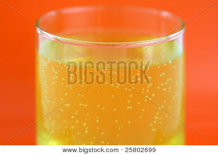 Et glas orange aromatiseret calcium sprudlende tabletten opløse i vand