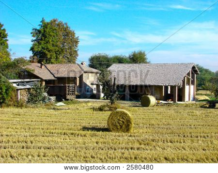 Bauernhof mit Stroh Kugeln