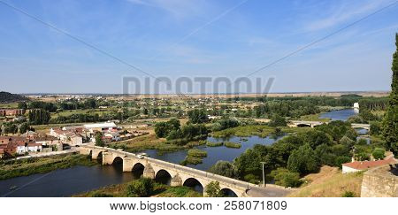 Bridge And River Agueda, Ciudad Rodrigo, Castile And Leon, Spain