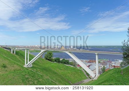 Nizhny Novgorod, Russia. - June 21.2018. Pedestrian Bridge Across The Sergievsky Ravine On The Backg