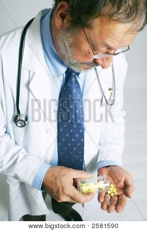 쏟아지는 알 약