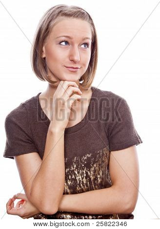 menina na camisola parece afastado.