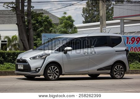 Toyota Sienta Mini Mpv Van.
