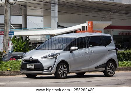 Toyota Sienta Mini Mpv Van.