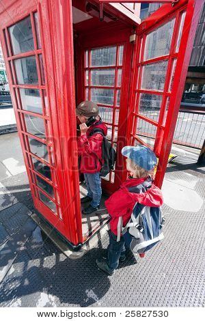 Chłopak mówi w tradycyjne czerwone pole telefon zapłacić Londyn