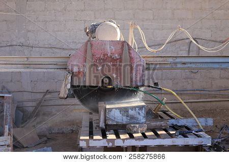 Industrial Machine For Cutting Slabs Of Rock Into Smaller Pieces