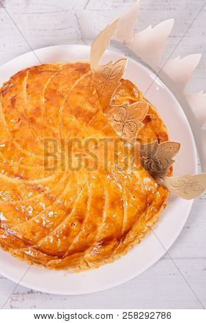 epiphany cake and crown