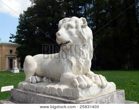 SehenswÃ¼rdigkeiten in alten Terrasse nahe dem Palast. Archangelskoje. Moskau