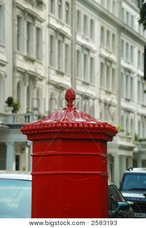 traditionelle englische Postfach und Reihenhäuser in london