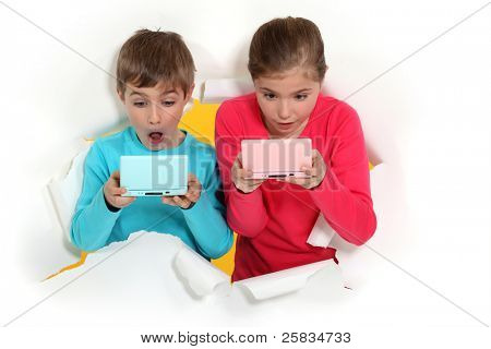Kinderen spelen handcomputer
