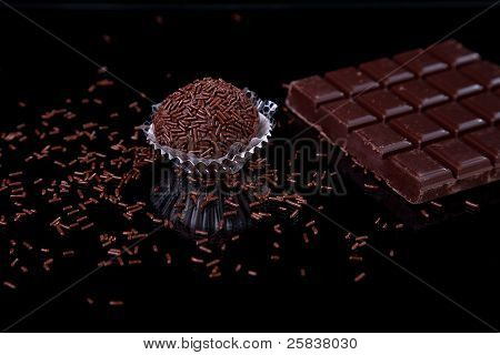 ช็อคโกแลต - Brigadier บนพื้นสีดำกับผู้