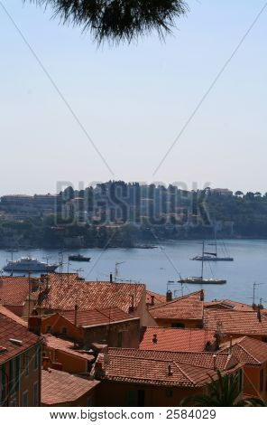 Při pohledu přes záliv střechy Villefranche-Sur-Mer