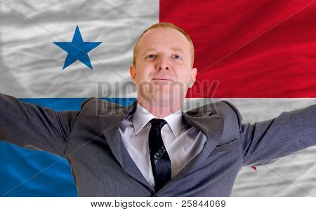 Imprenditore felice a causa di un investimento redditizio a Panama in piedi vicino a bandiera