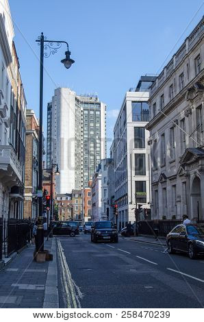 London, Uk - July 25, 2017:  View Along South Audley Street In The Wealthy District Of Mayfair, Cent