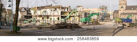Velbert, Nrw, Germany - March 14, 2017:
Excavator In Front Of A Demolition Site At Demolition In Vel