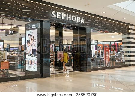 Aventura, Usa - August 23, 2018: Sephora Famous Boutique In Aventura Mall. Sephora Is A French Multi
