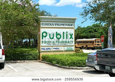 Miami, Usa - August 22, 2018: Publix Store Logo. Publix Super Markets Is An Employee-owned, American