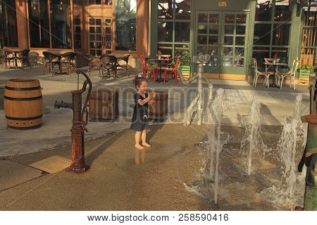 La Mer In Dubai, Uae - May 06, 2018: The Child Is Playing At The Fountain. It Is A New Beachfront Di