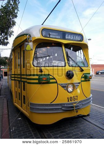 Geparkte gelb f-Line muni-Zug