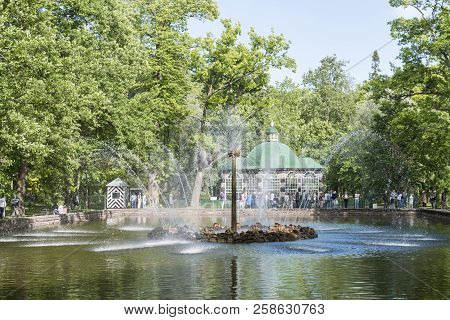 St Petersburg, Russia - 03 June, 2018: Horizontal Picture Of Fountain In The Lake At Peterhof, Impor