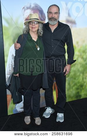 LOS ANGELES - SEP 13:  Mandy Patinkin and Kathryn Grody arrives for the 'Life Itself' Hollywood Premiere on September 13, 2018 in Hollywood, CA                