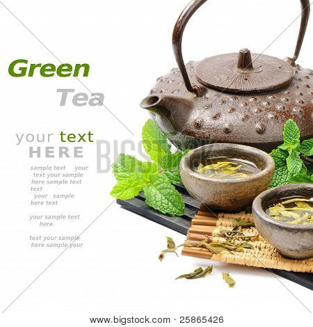 asiatische Tee-Set mit getrockneter grÃ¼ner Tee und frischer Minze