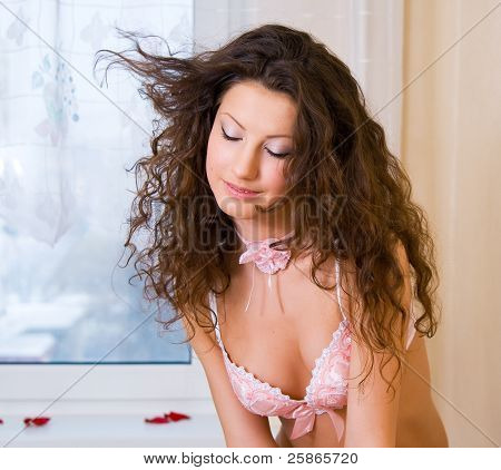Donna in lingerie rosa