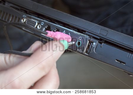 Connect The Green Cinch Plug To The Headphone Jack. A Red Cinch Plug Inserted Into The Microphone Ja
