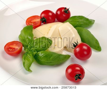 Mozzarella koktél paradicsom bazsalikom