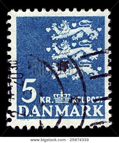 Denemarken-CIRCA 1946:A stempel gedrukt in Denemarken toont beeld van het nationale wapenschild van Denemarken co