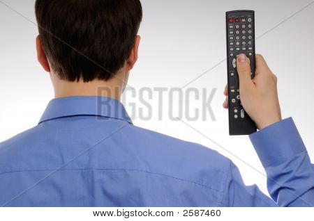 男は戻ってリモートを使用して