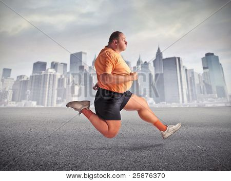 dicker Mann Joggen mit Stadtansicht im Hintergrund