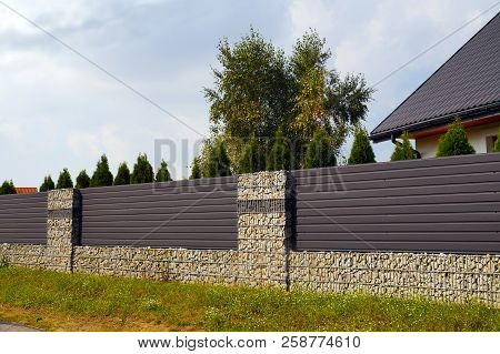 An Effective Way Of Arranging The Home Surroundings With The Help Of A Gabion Fence.