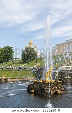 St Petersburg, Russia - 03 June, 2018: Vertical Picture Of The Beautiful Golden Fountains At Peterho