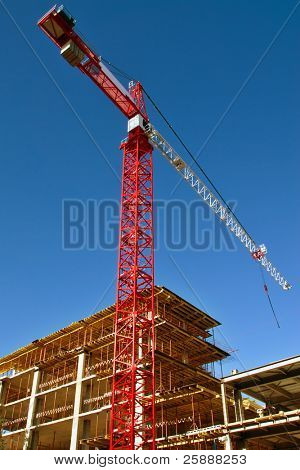 Altezza gru rossa sul cantiere