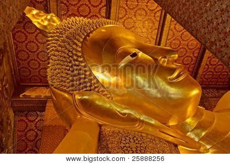 Menzogne Buddha d'oro nel Wat Pho di Bangkok