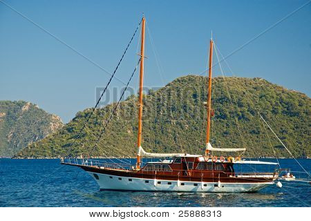 Smukke Yacht mod grønne bjerg