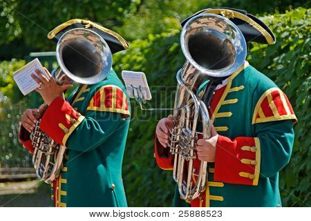 Dois homens com Trombones